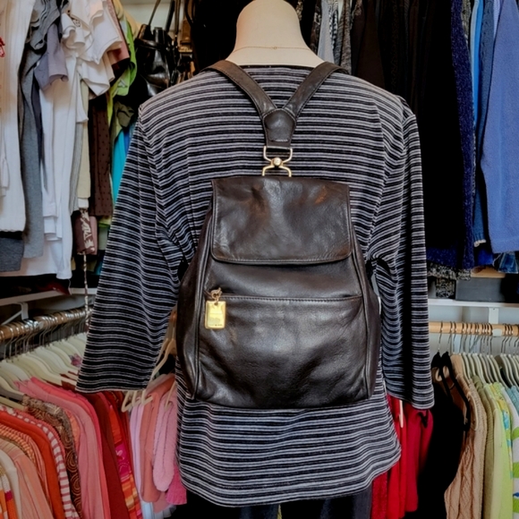 DKNY ♡ Sweet Vintage Genuine SOFT Black Leather Swivel Convertable Backpack Bag - Picture 14 of 17
